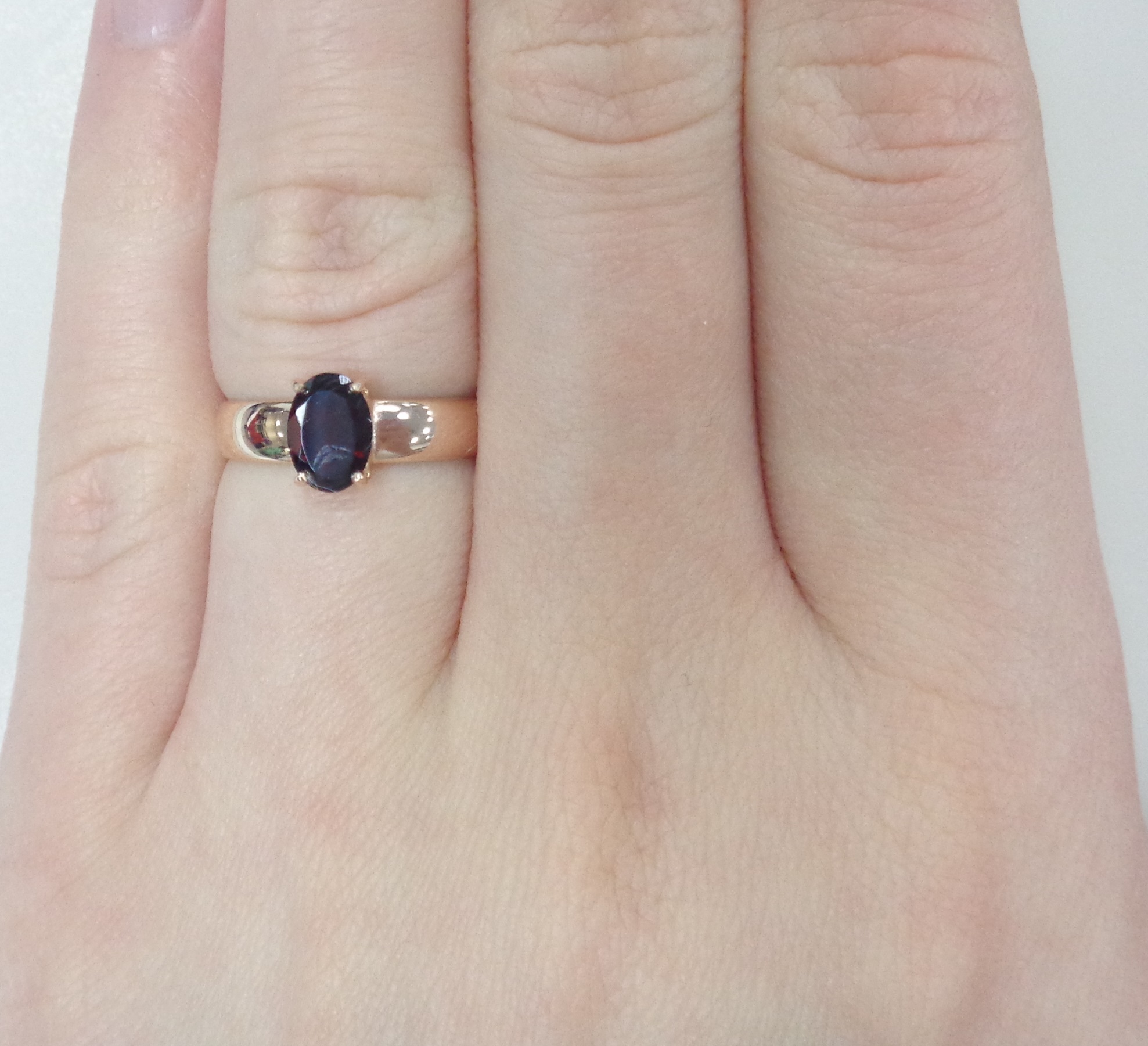 Серебряное кольцо с гранатом